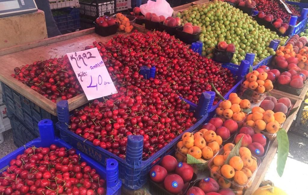 Erzincan’da  havaların ısınması ile birlikte yaz meyveleri tezgahları süslemeye başladı. 