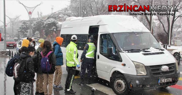 Erzincan’da polis, jandarma ve zabıta ekiplerince öğrenci taşıyan servisler denetledi.