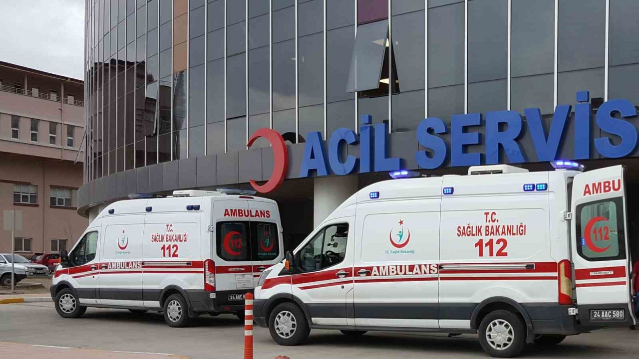 Erzincan’da iki otomobilin çarpışması sonucu meydana gelen trafik kazasında 6’ı