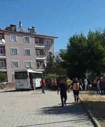 Erzincan’da özel halk otobüsü ile iki aracın karıştığı trafik kazasında