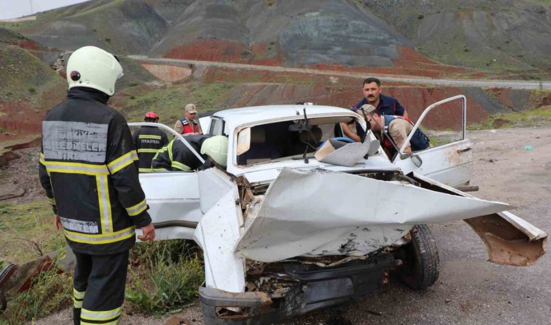 Erzincan’da iki otomobilin çarpıştığı trafik kazasında 2 kişi yaralandı.