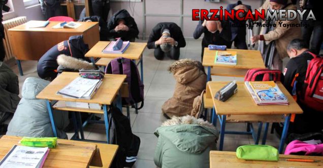 Erzincan’da Cumhuriyet Ortaokulunda Deprem Haftası etkinlikleri kapsamında 81 ille eşzamanlı