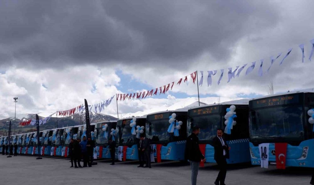 Erzurum Büyükşehir Belediyesi bünyesine kattığı 120 aracın tanıtımı için Miting,