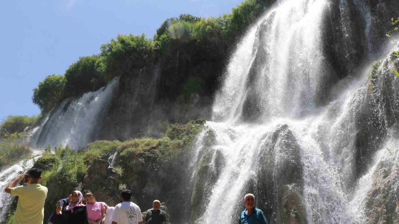 Dünya genelindeki ’Eyyam-ı Bahur’ sıcakları, Türkiye’de de etkisini sürdürüyor. Erzincan’da