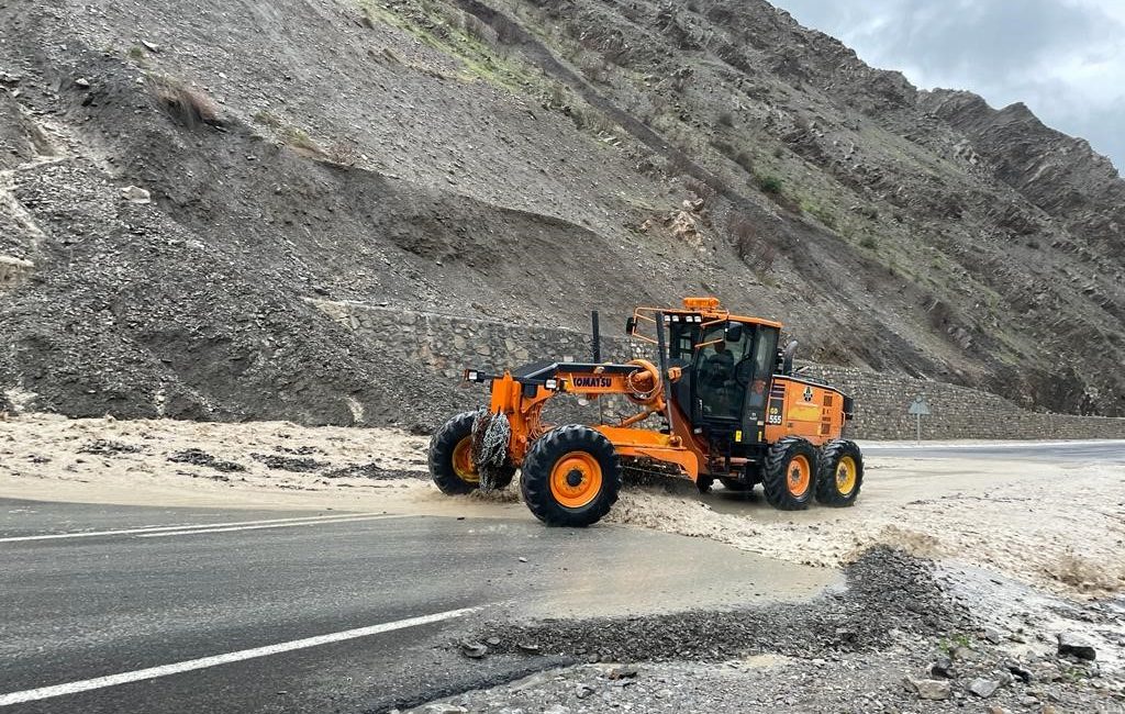 HAKKARİ-VAN KARA YOLU HEYELAN VE TOPRAK KAYMALARI NEDENİYLE KAPANDI.