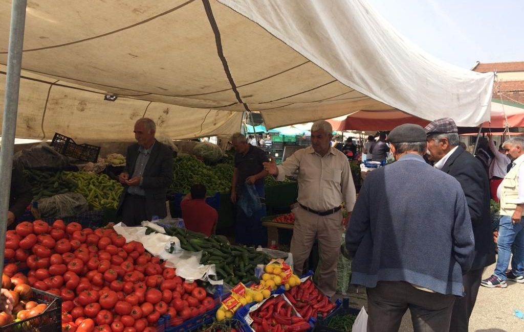 Havaların ısınmaya başlamasıyla birlikte pazarda sebze ve meyve fiyatlarında geçtiğimiz