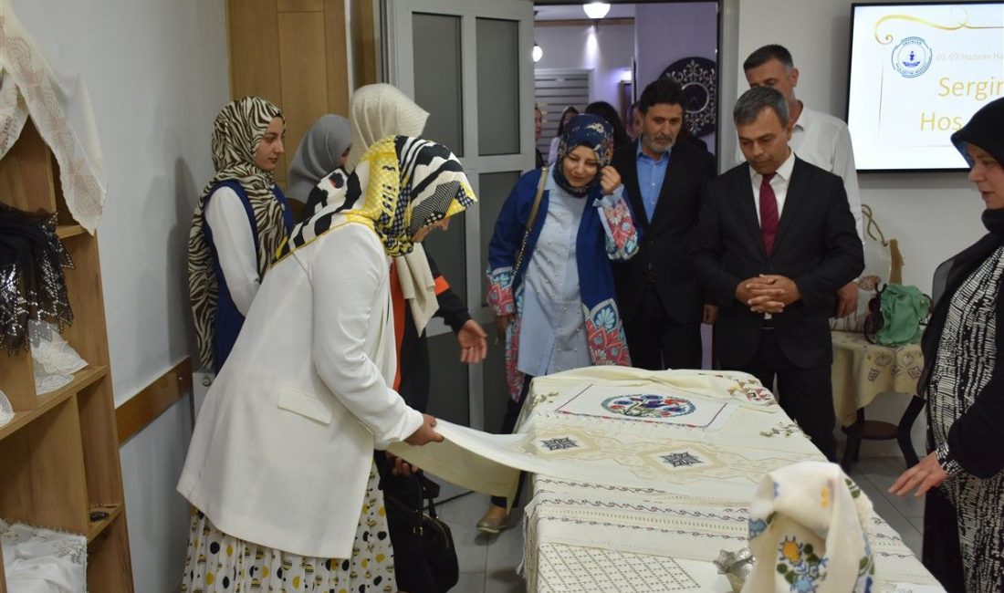 Hayat Boyu Öğrenme Haftası etkinlikleri kapsamında sergi açılışı gerçekleştirildi.