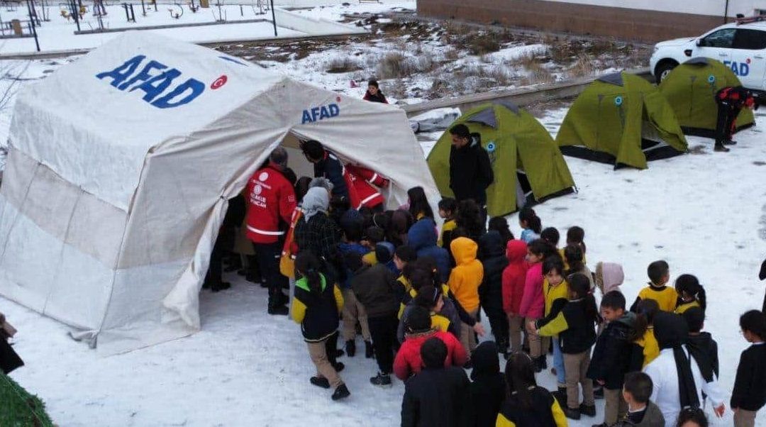 Erzincan’ın Refahiye ilçesinde bulunan okullarda  MEB AKUB ve AFAD İşbirliğiyle