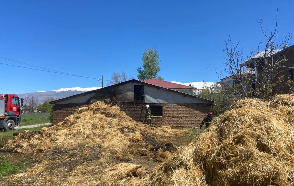 Erzincan  merkez Yalınca köyünde sabah saatlerinde ahır yangını meydana geldi.