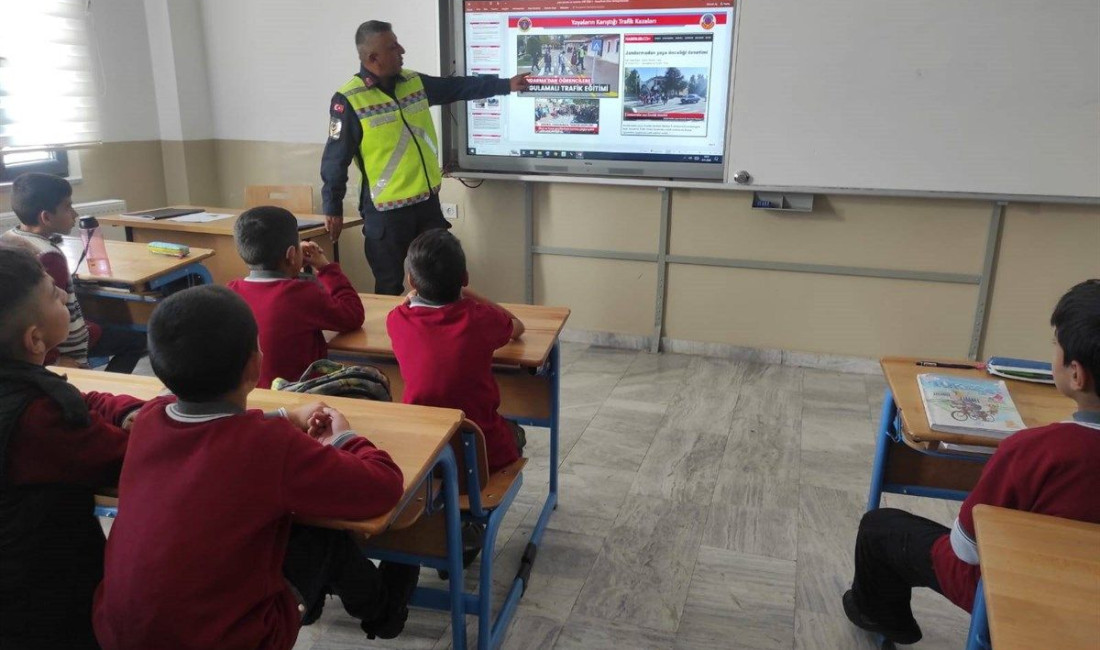 Erzincan’da jandarma ekipleri öğrencilere trafik eğitimi verdi.