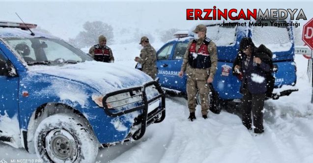 Erzincan’da kar ve tipi nedeniyle yolda mahsur kalan vatandaşların yardımına