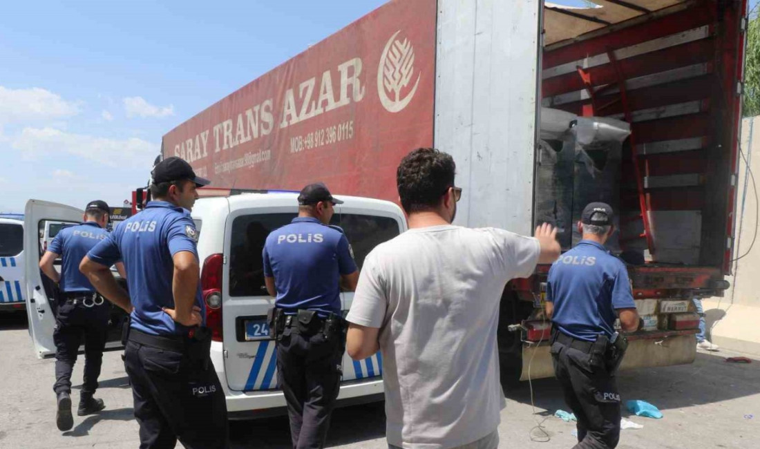 Erzincan’da 64 kaçak göçmenin yakalandığı tırın İran uyruklu sürücüsü tutuklandı.