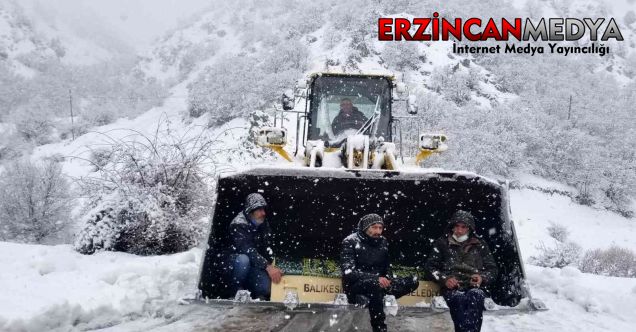 Erzincan’da vefat eden 96 yaşındaki yaşlı adamın cenazesi, kar ve