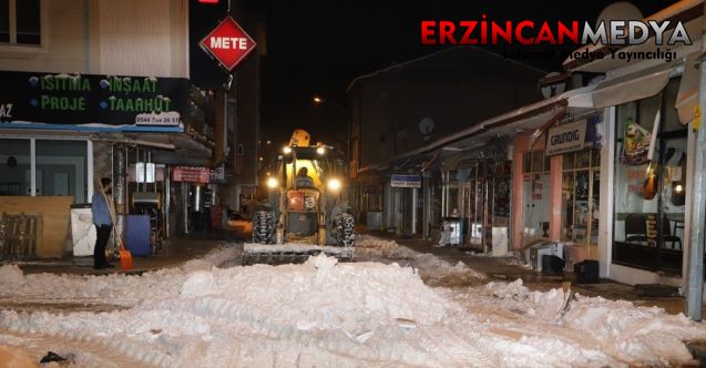 Erzincan’da karla mücadele ekipleri kar küreme çalışmalarının ardından yol ve