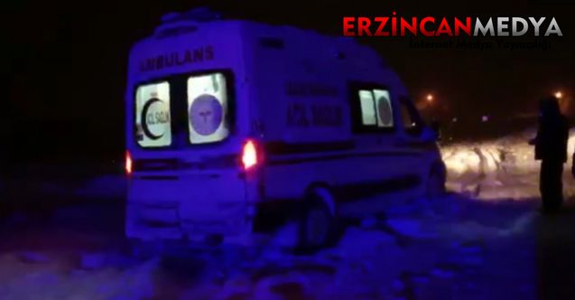 Erzincan’dan Elazığ’a gebe hasta taşıyan ambulans kara saplandı. Ambulans, AFAD