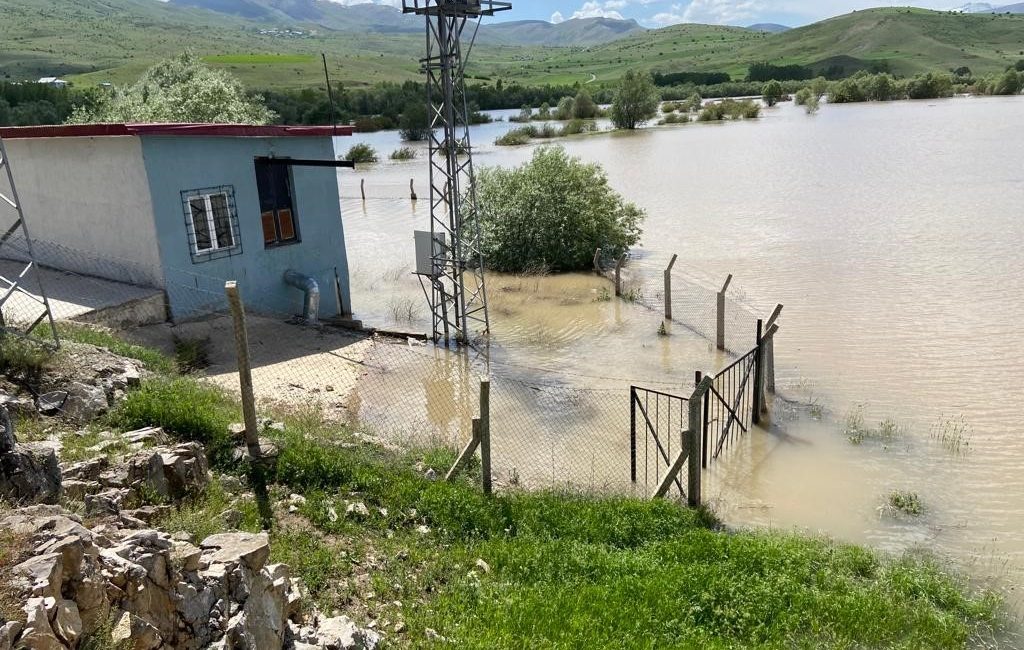 Erzincan’ın Tercan ilçesine bağlı Kargın Beldesinde Karasu Nehri’nin taşması sonucu