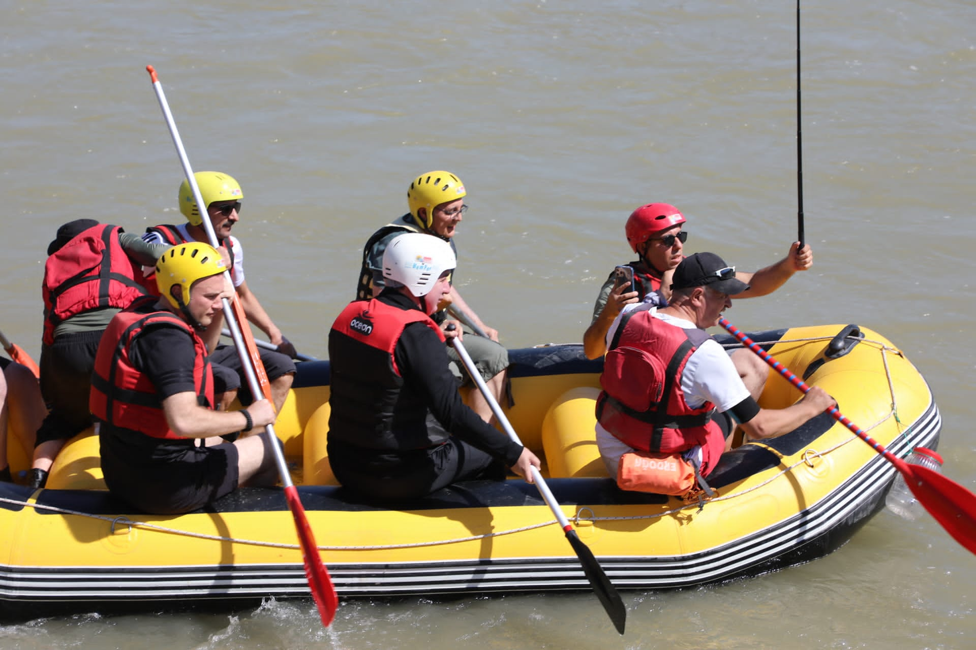 Karasu'nun Dalgaları Üzerinde Vali Aydoğdu'dan Heyecanlı Sefer: Karasu Nehri'nde Rafting