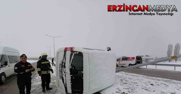 Erzincan’da kar yağışıyla birlikte kayganlaşan yolda kayıp elektrik direğine çarpan