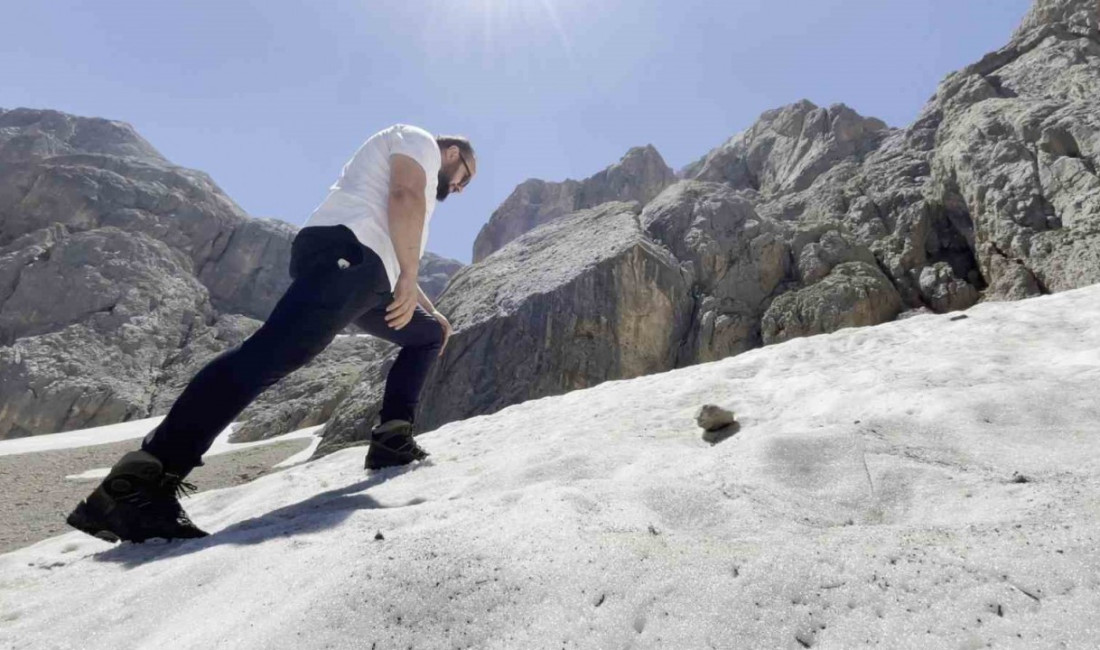 Erzincan’da doğa tutkunu Serhat Sarıçiçek Temmuz ayının sonunda karlı yamaçlardan