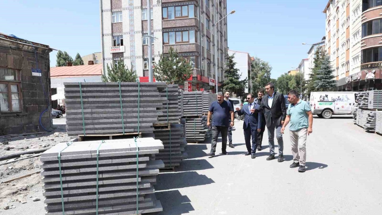 Kars’ta yol ve kaldırım çalışmaları aralıksız devam ediyor. Belediye birçok