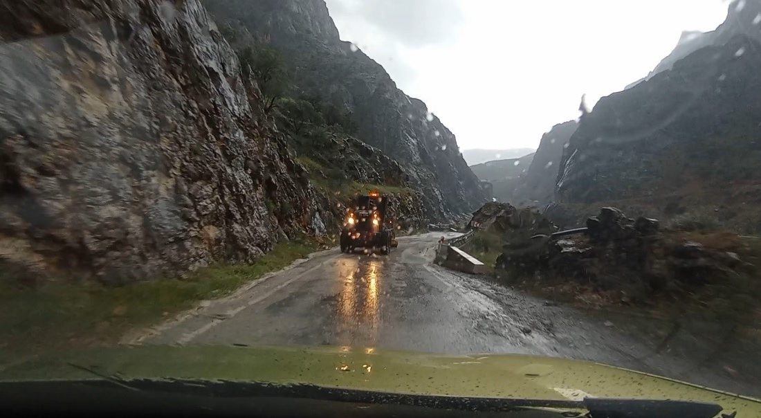 Erzincan’ın Kemaliye ilçesinde sağanak ve dolu yağışı etkili oldu. Su