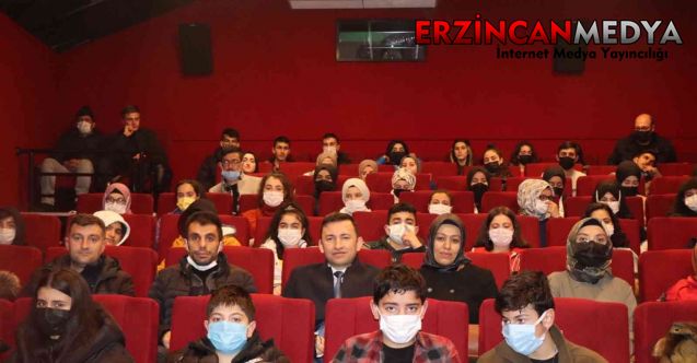 Erzincan’da ilçelerden gelen öğrenciler "Kesişme: İyi ki Varsın Eren" filmi