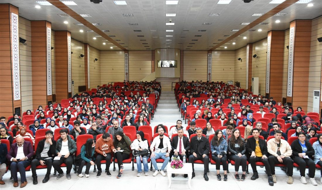 Eğitim Danışmanı ve Kişisel Gelişim Uzmanı Sinan İpek, Erzincan’da öğrencilerle