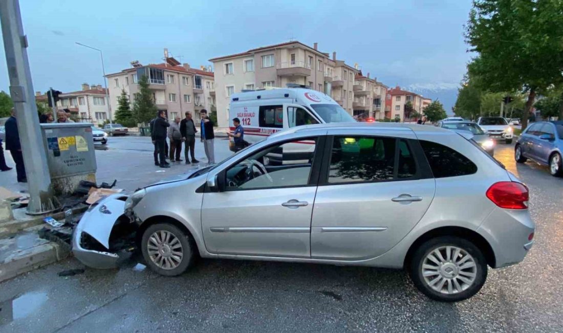 Erzincan’da yağmur yağışının etkisiyle kayganlaşan yolda sürücüsünün kontrolünden çıkan otomobil,