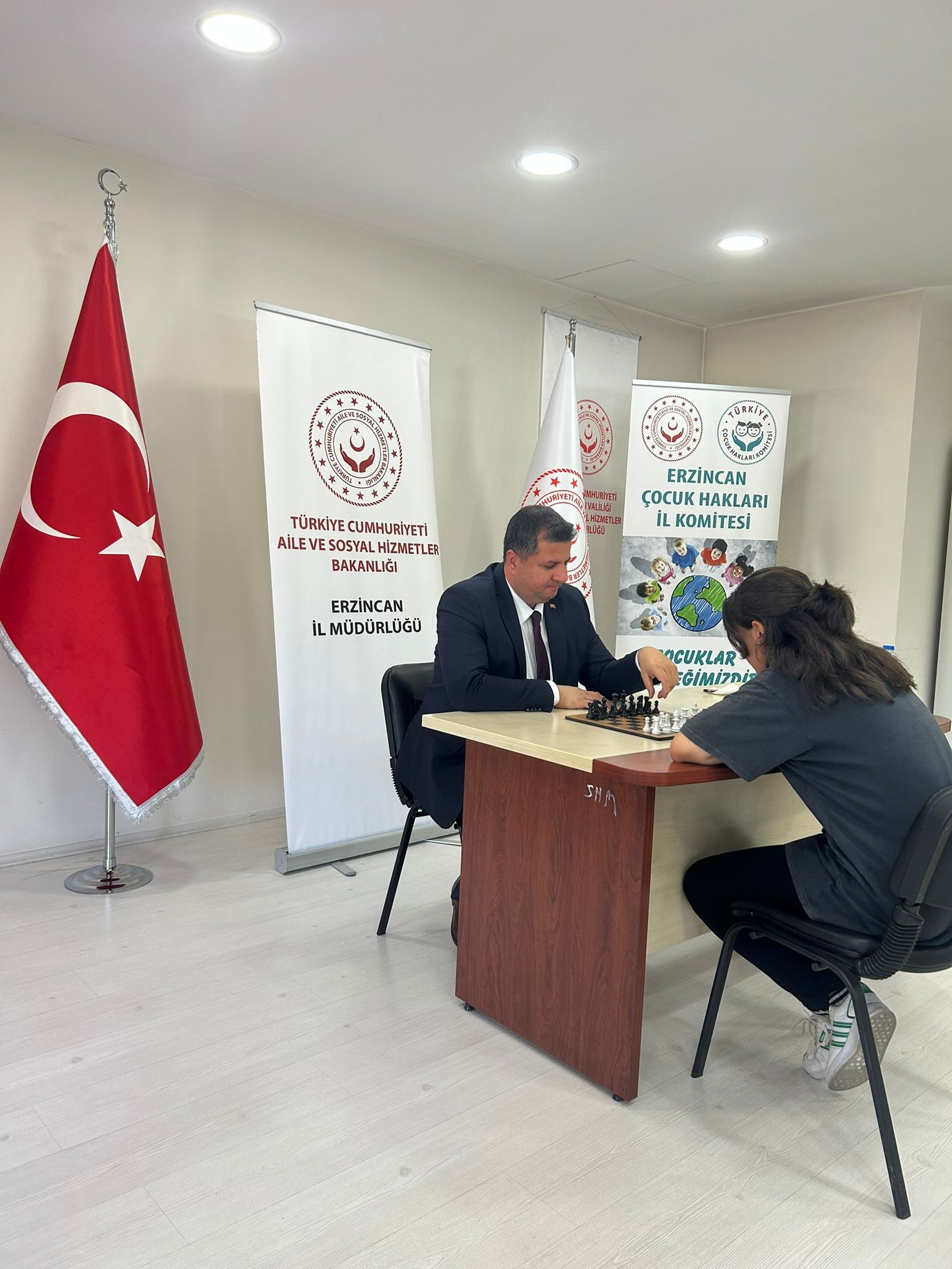 Erzincan’da satranç turnuvasında dereceye giren çocuklara ödül ve madalyaları verildi.