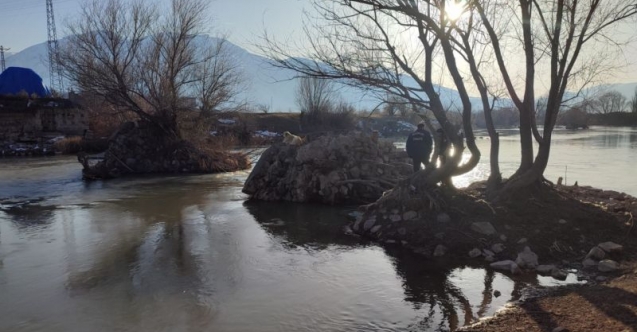 Erzincan’da Karasu Nehri’nde eski köprü ayakları üzerinde bulunan alanda mahsur