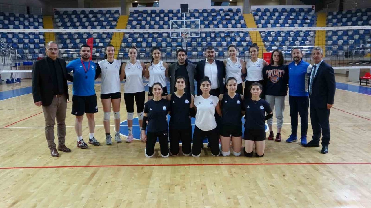 Geçen sezon Galip Demirel Ortaokulu olarak Voleybol 2. Ligi’nde başarılı