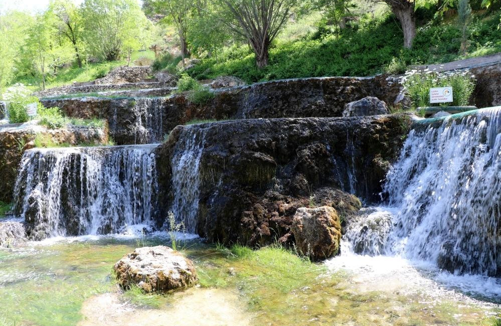 Erzincan’da bulunan mesire alanı görsel güzelliğiyle görenleri kendine hayran bırakıyor.