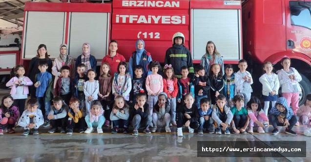 Erzincan İtfaiye Müdürlüğü ekipleri, ilkokul öğrencilerine itfaiyenin görevleri ile acil