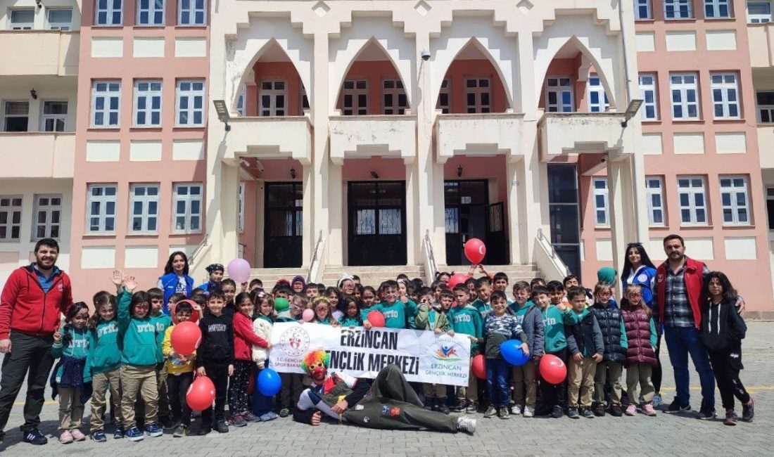 Erzincan’da üniversite öğrencisi Gençlik Merkezi gönüllüleri, palyaço kostümüyle girdikleri okulda