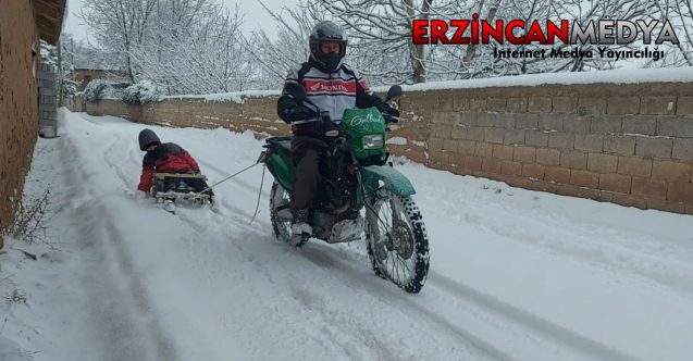 Erzincan’da kar ve yarıyıl tatilini fırsat bilen çocuklar, motosikletin arkasına