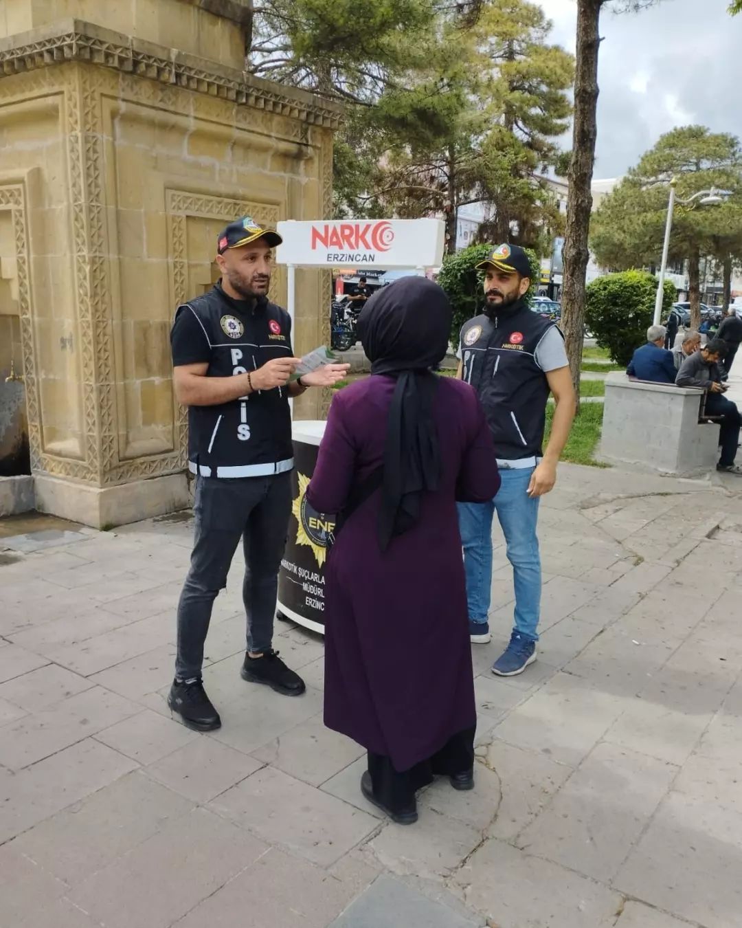 Erzincan’da  narkotik polis, vatandaşlar uyuşturucuyla mücadele konusunda bilgilendirildi.