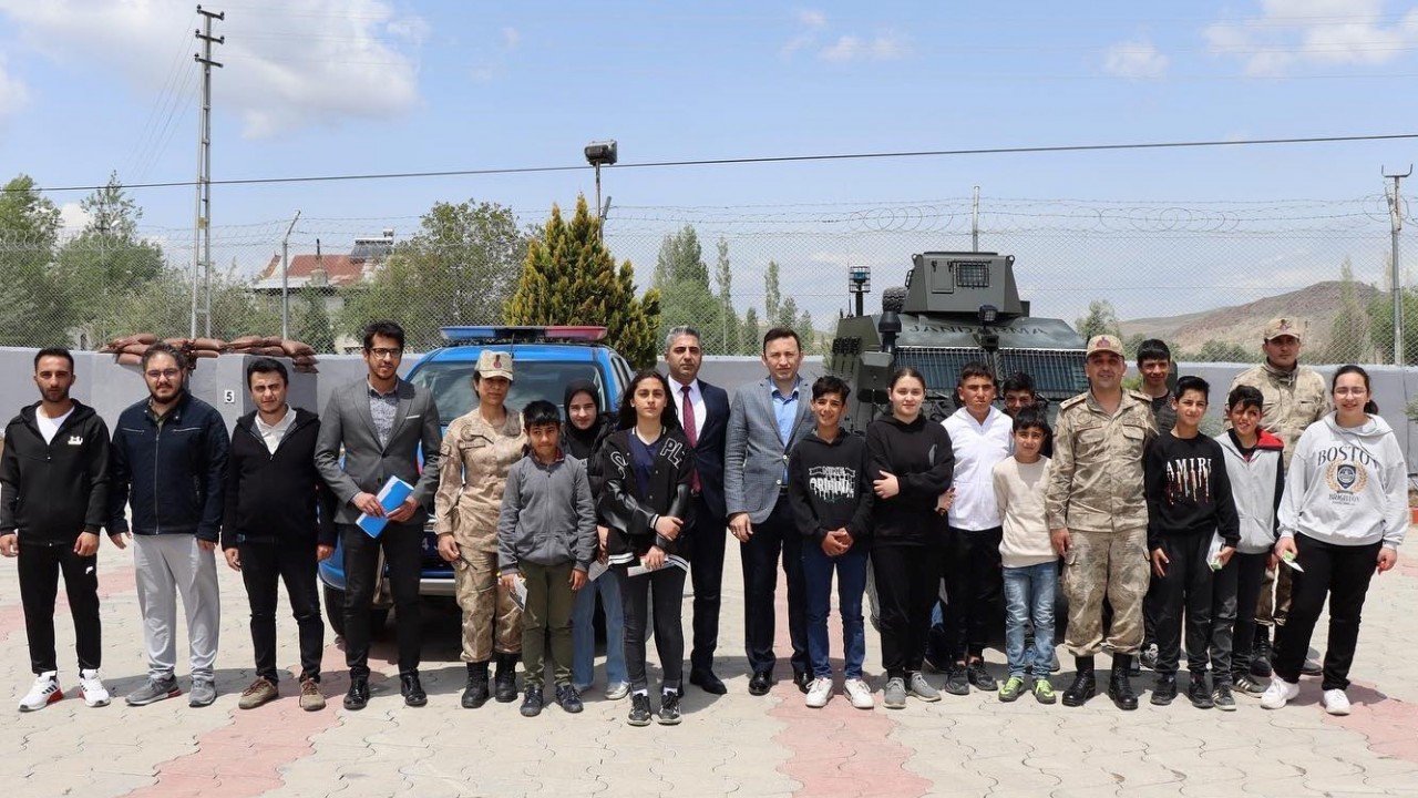 Erzincan’da liseye hazırlanan öğrencilerin yapmak istedikleri meslek gruplarıyla görüşerek fikir