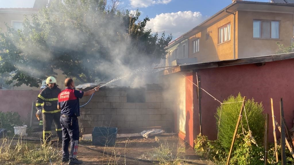 Erzincan’da bir evin odunluğunda çıkan yangın eve sıçramadan itfaiye tarafından