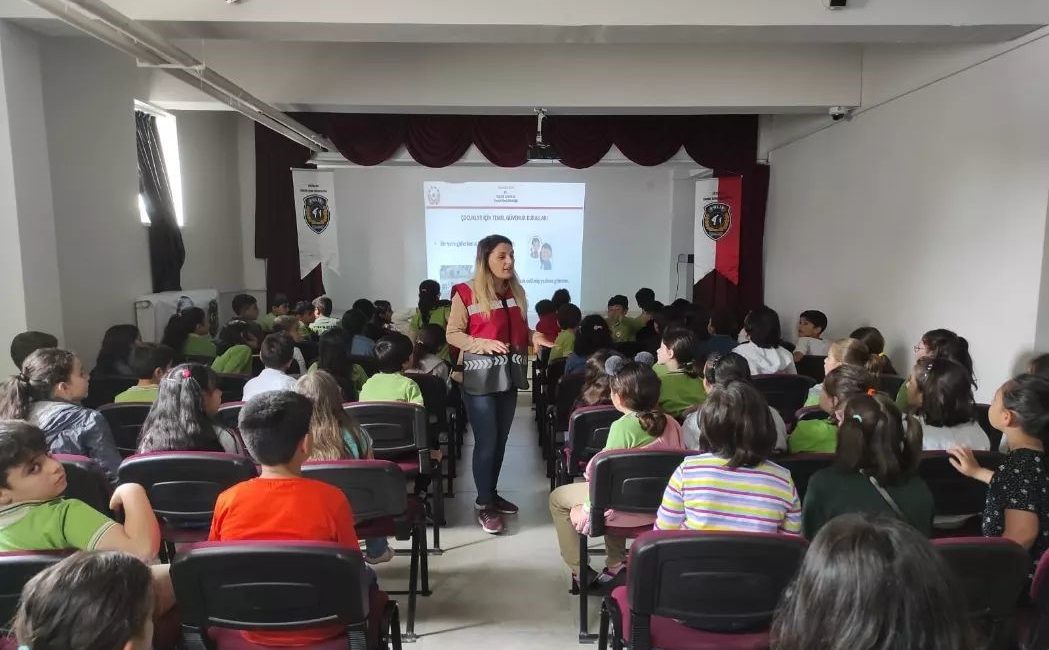 Erzincan’da polis ekiplerince, "Güvenli Okul Güvenli Gelecek" projesi çerçevesinde kent