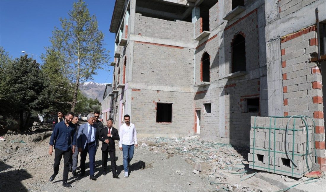 Erzincan Valisi  Mehmet Makas, yapımı devam eden Erzincan Öğretmenevi ve