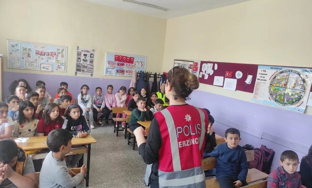 Erzincan’da polis ekipleri tarafından, ‘Güvenli Okul Güvenli Gelecek’ projesi çerçevesinde