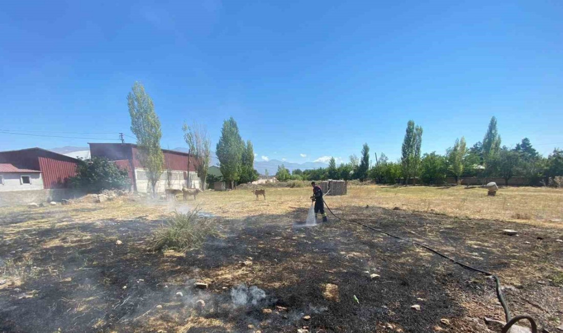 Erzincan’da çıkan ot yangını fazla büyümeden itfaiye ekiplerince kontrol altına