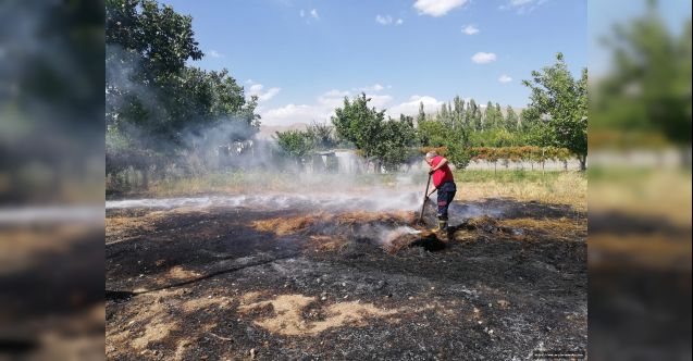 Erzincan’da kuru otların tutuşmasıyla çıkan yangını itfaiye ekiplerinin müdahalesiyle büyümeden