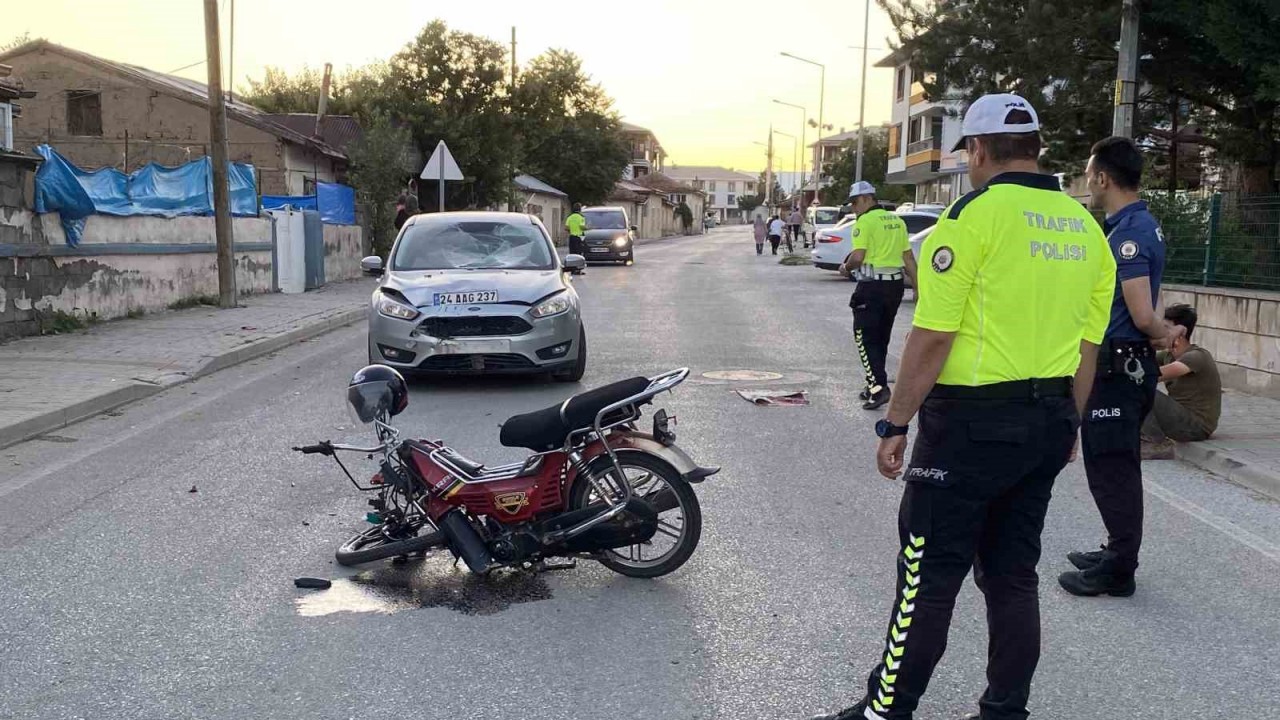 Erzincan’da otomobil ile motosikletin çarpışması sonucu meydana gelen trafik kazasında