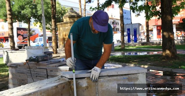 Erzincan Belediyesi şehir genelinde oturma banklarını yenileme çalışmalarına devam ediyor.