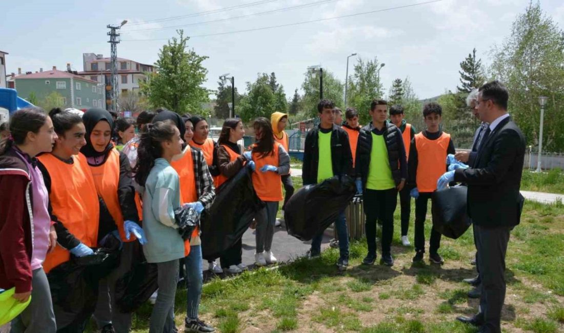 Erzincan’ın Refahiye ilçesinde lise öğrencileri farkındalık oluşturma adına çevre temizliği