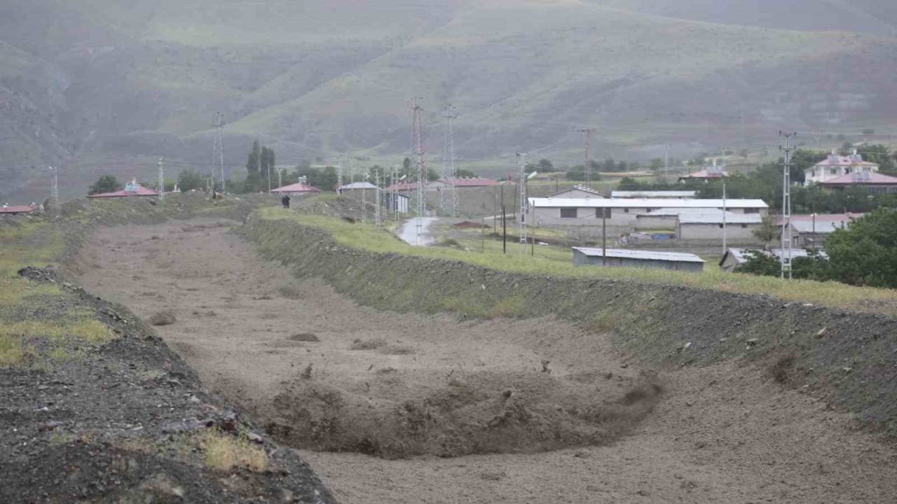 Erzincan’da etkili olan sağanak sonrası derelerden sel geldi.