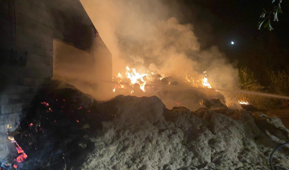 Erzincan’ın Gölpınar Köyü’n de saman deposunda yangın meydana geldi. Çıkan