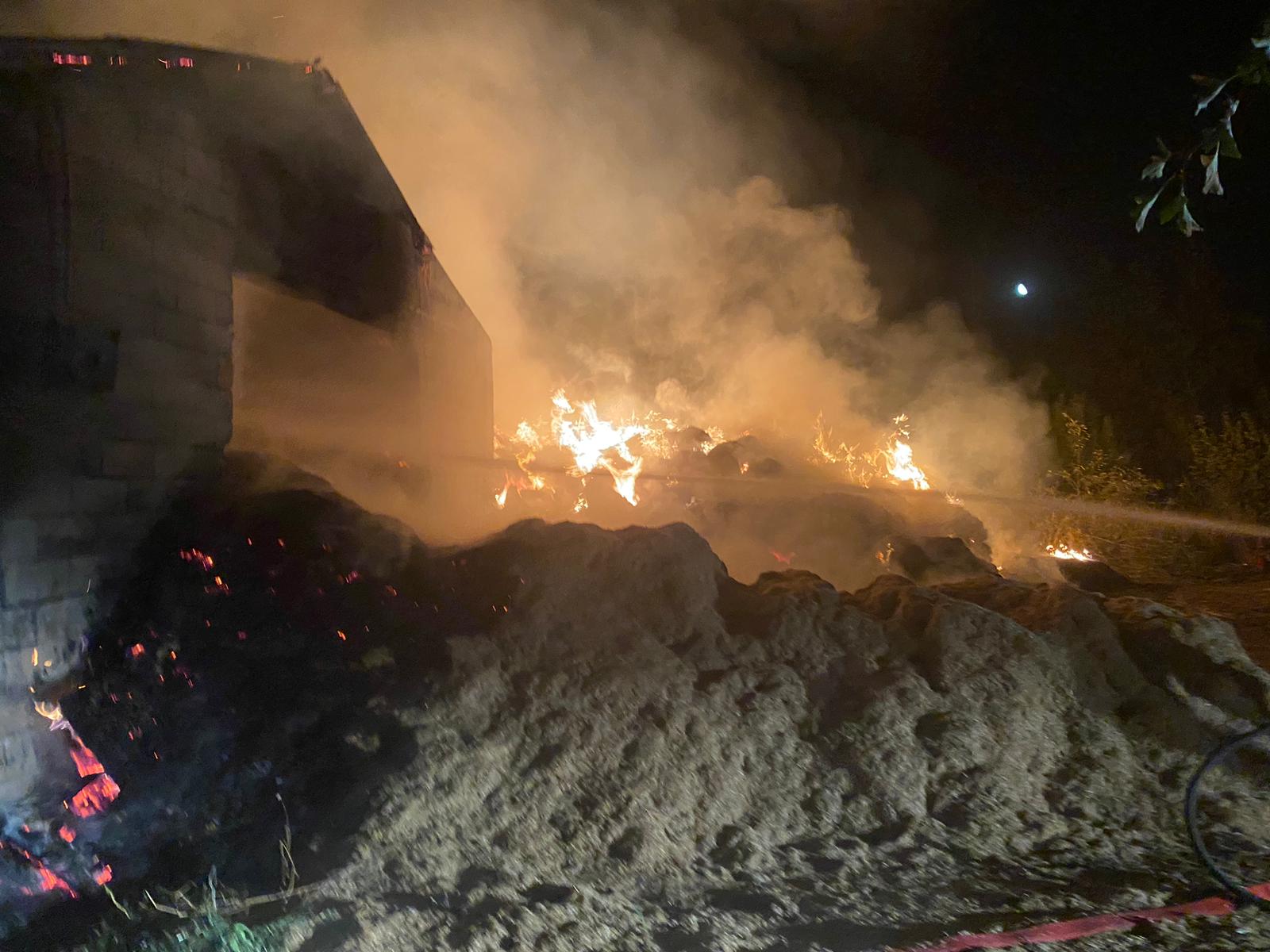 Erzincan’ın Gölpınar Köyü’n de saman deposunda yangın meydana geldi. Çıkan