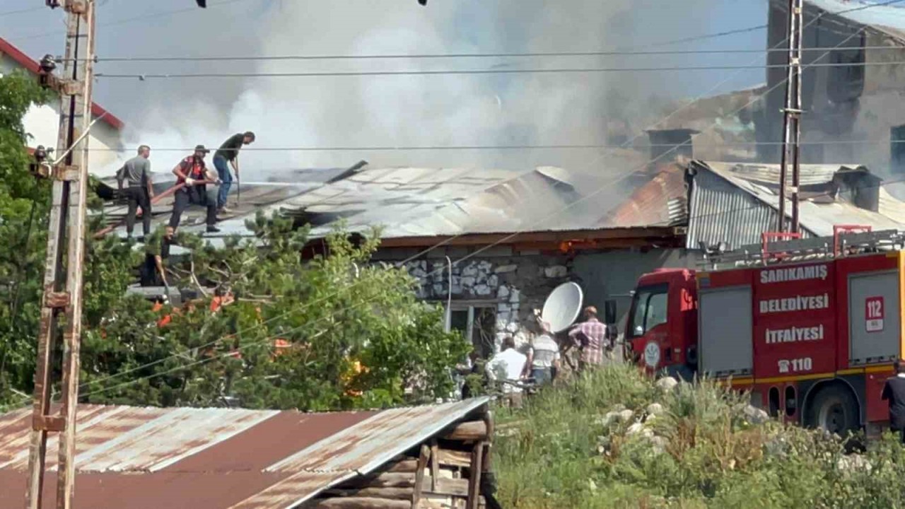 SARIKAMIŞ’TA BİR EV YANARAK KÜL OLDU. İTFAİYE EKİPLERİNİN MÜDAHALESİYLE SÖNDÜRÜLEN